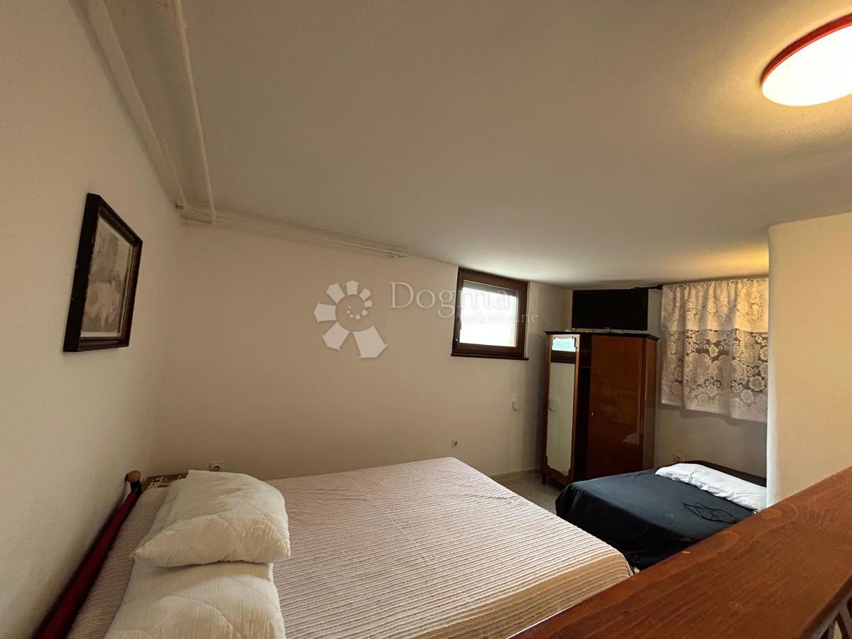 Prostorna hiša s štirimi stanovanjskimi enotami, garažo in čudovitim vrtom – le 1 km od centra Umaga in plaže