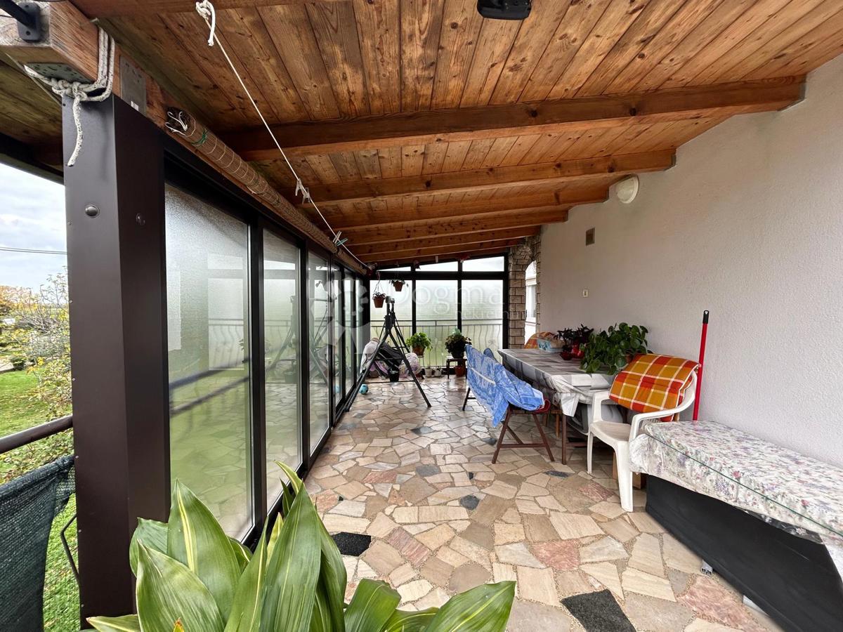 Prostorna hiša s štirimi stanovanjskimi enotami, garažo in čudovitim vrtom – le 1 km od centra Umaga in plaže