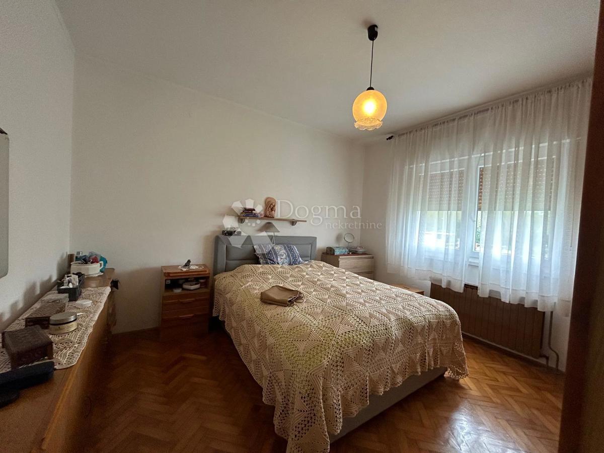 Prostorna hiša s štirimi stanovanjskimi enotami, garažo in čudovitim vrtom – le 1 km od centra Umaga in plaže