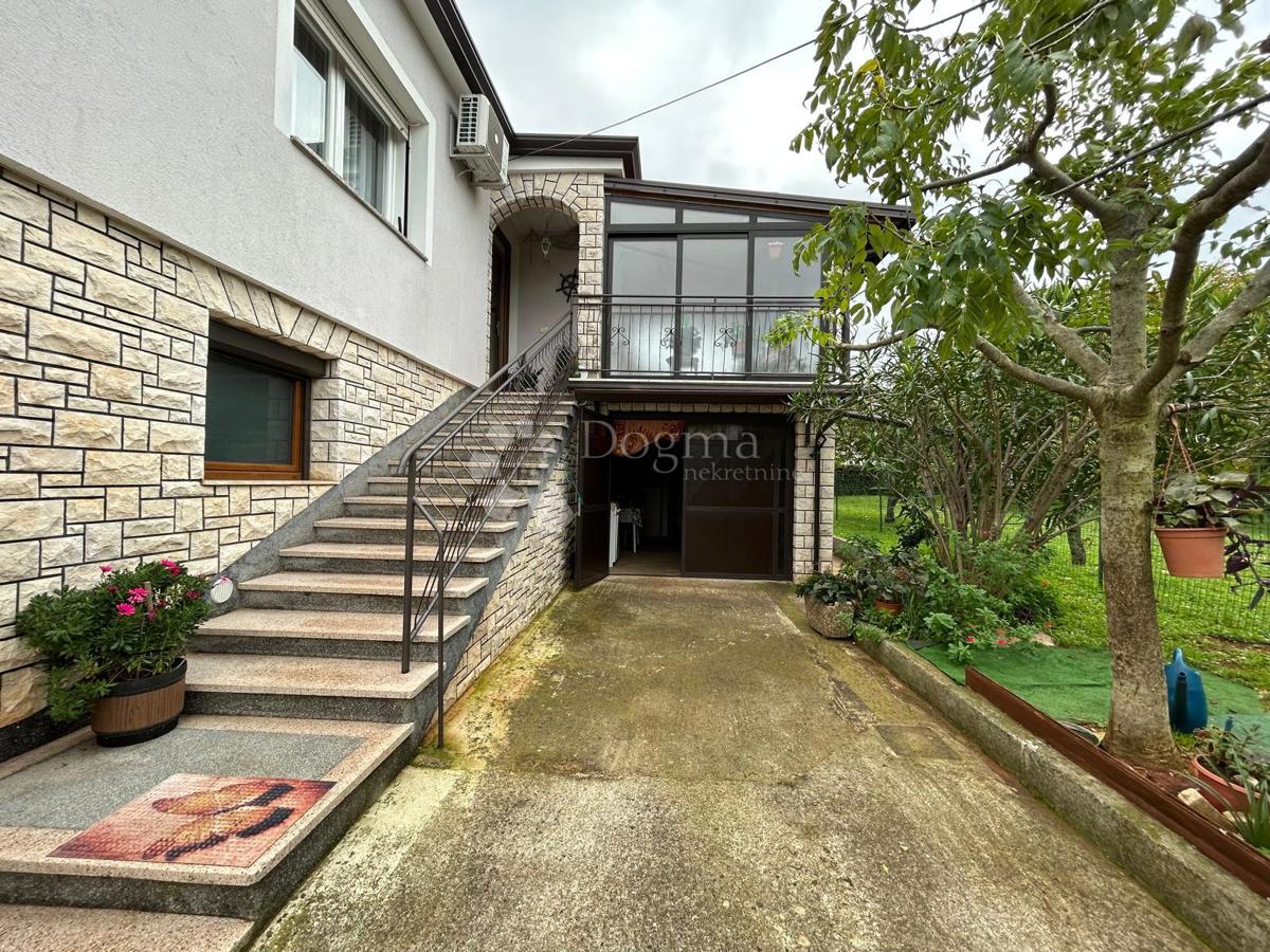 Prostorna hiša s štirimi stanovanjskimi enotami, garažo in čudovitim vrtom – le 1 km od centra Umaga in plaže