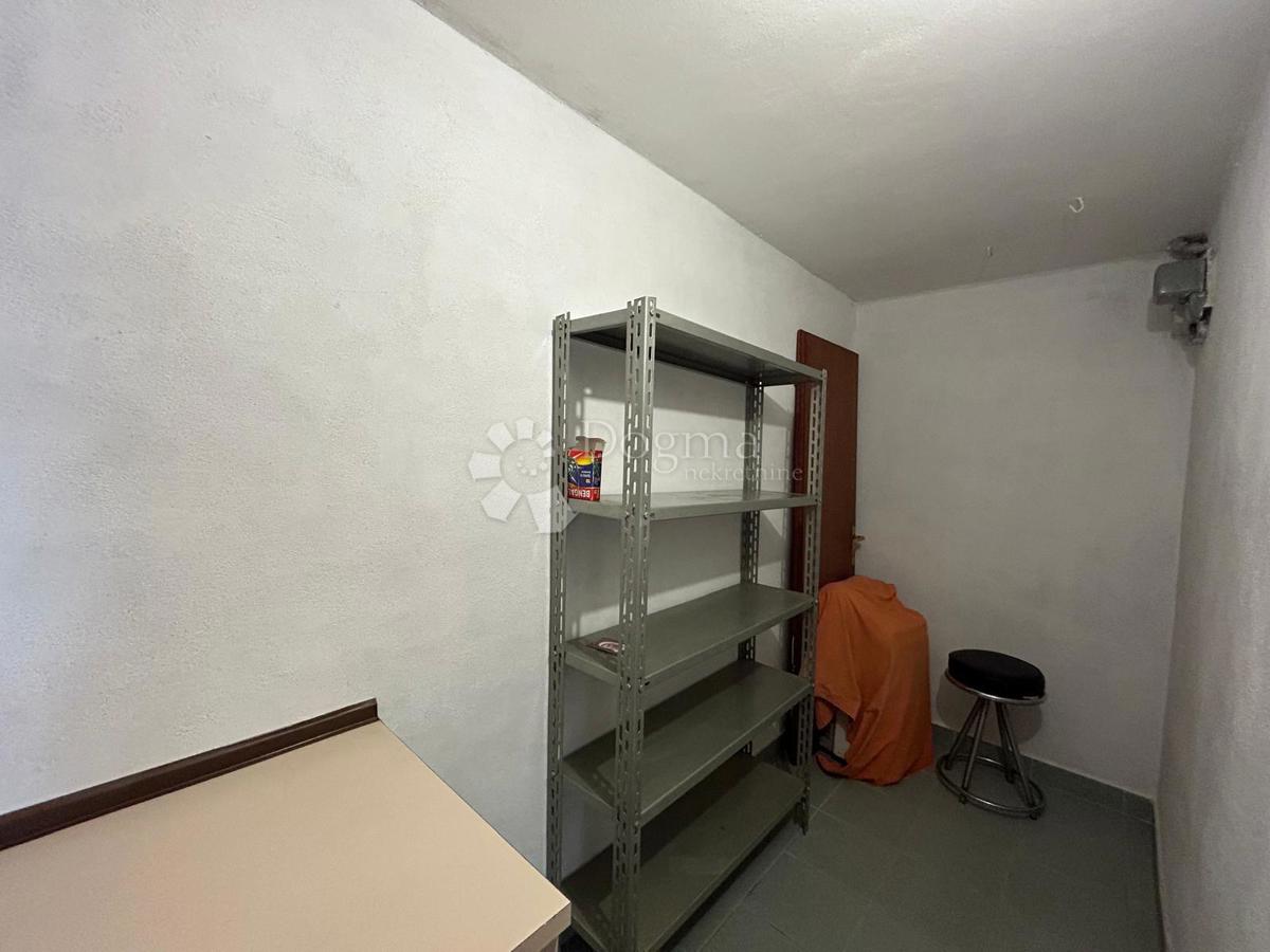 Prostorna hiša s štirimi stanovanjskimi enotami, garažo in čudovitim vrtom – le 1 km od centra Umaga in plaže