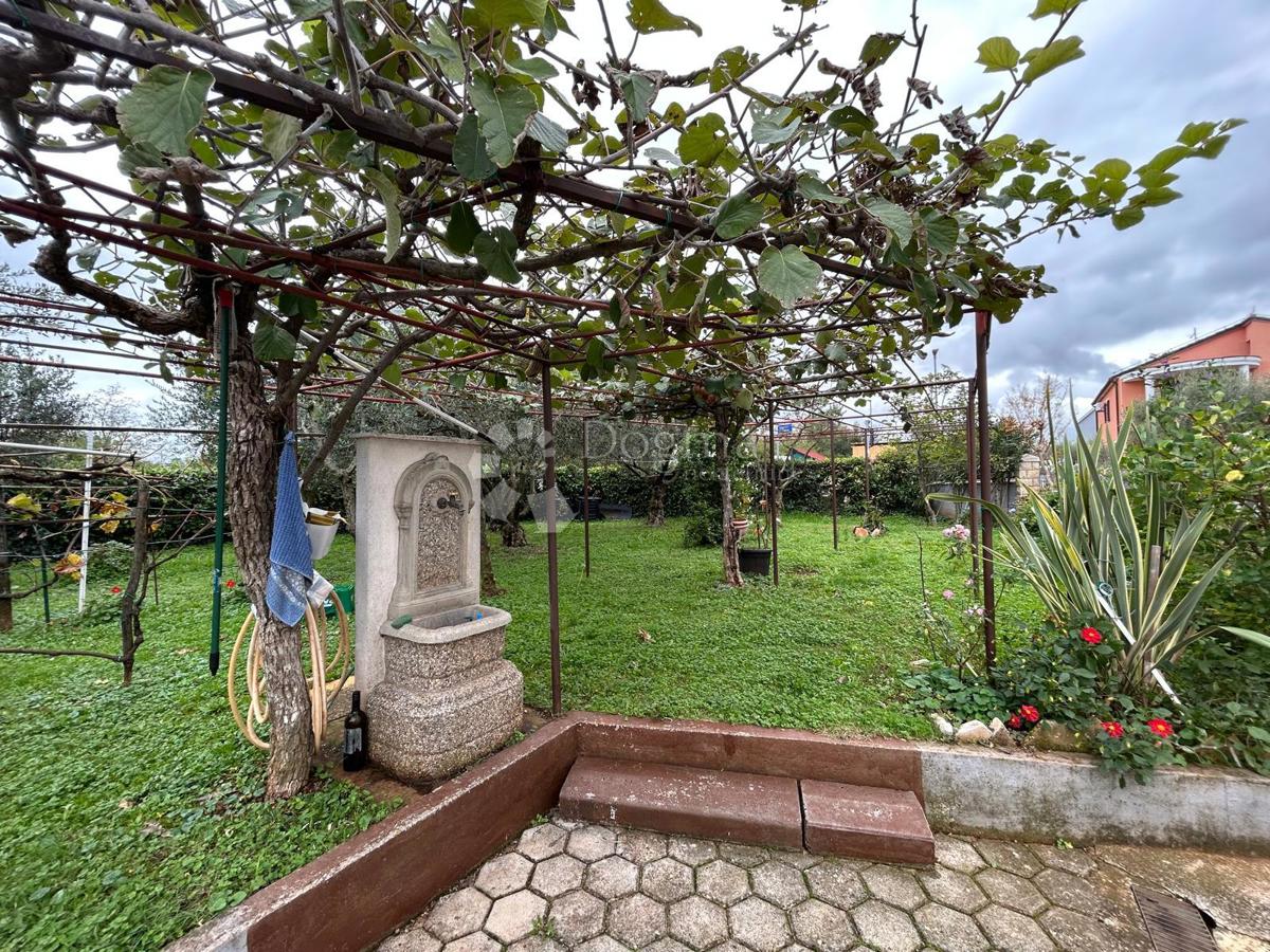 Prostorna hiša s štirimi stanovanjskimi enotami, garažo in čudovitim vrtom – le 1 km od centra Umaga in plaže