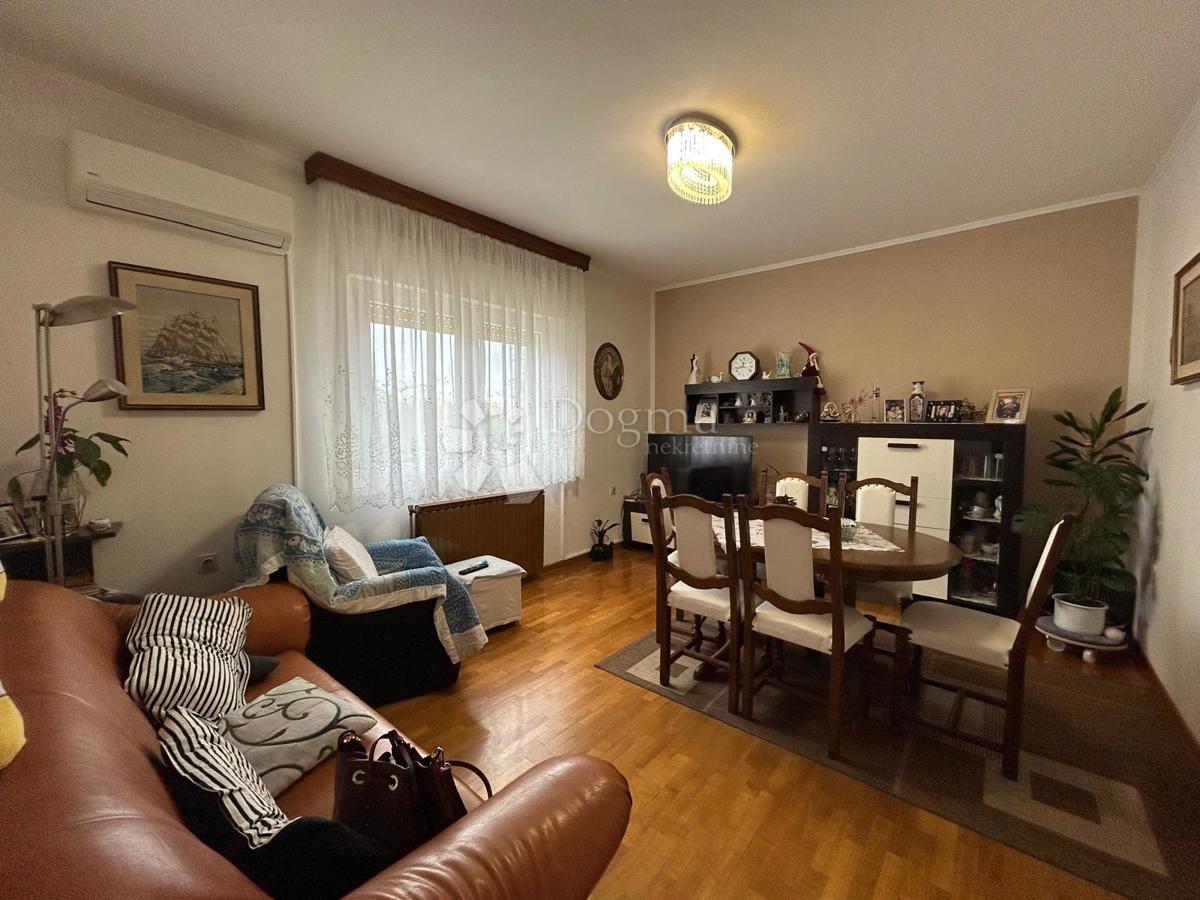 Prostorna hiša s štirimi stanovanjskimi enotami, garažo in čudovitim vrtom – le 1 km od centra Umaga in plaže