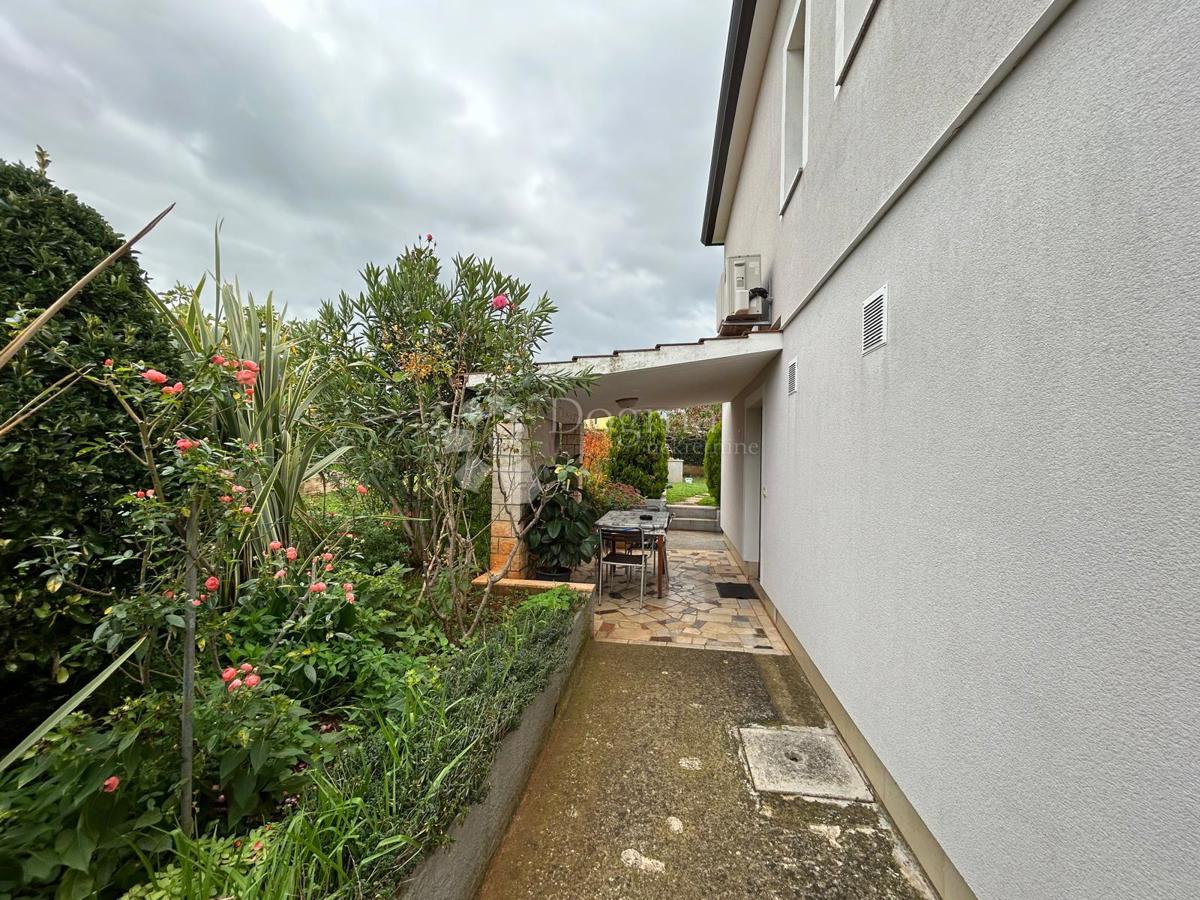 Prostorna hiša s štirimi stanovanjskimi enotami, garažo in čudovitim vrtom – le 1 km od centra Umaga in plaže