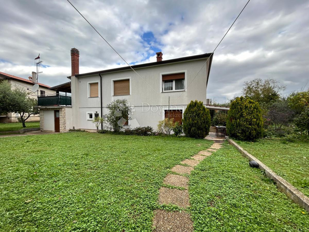 Prostorna hiša s štirimi stanovanjskimi enotami, garažo in čudovitim vrtom – le 1 km od centra Umaga in plaže