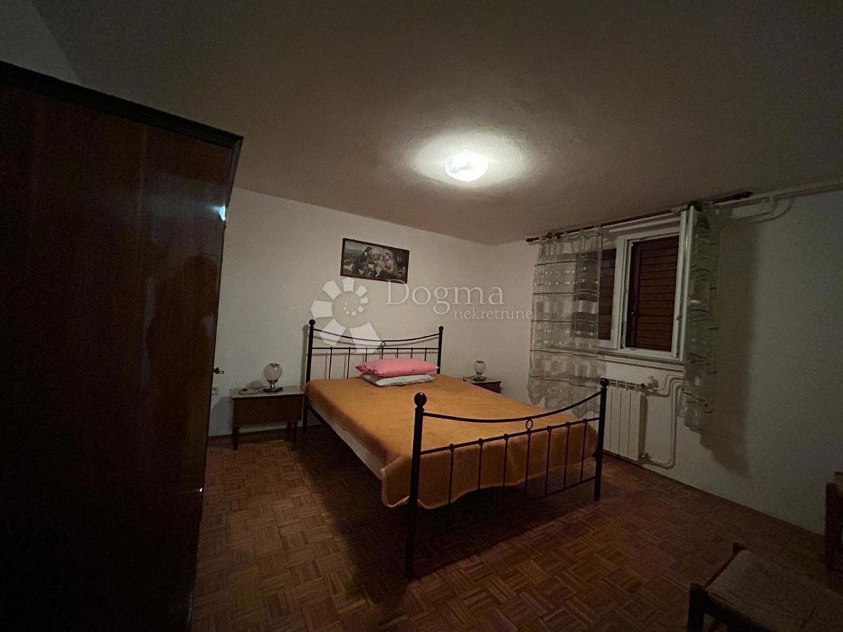 Prostorna hiša s štirimi stanovanjskimi enotami, garažo in čudovitim vrtom – le 1 km od centra Umaga in plaže