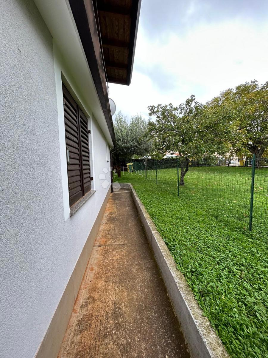 Prostorna hiša s štirimi stanovanjskimi enotami, garažo in čudovitim vrtom – le 1 km od centra Umaga in plaže