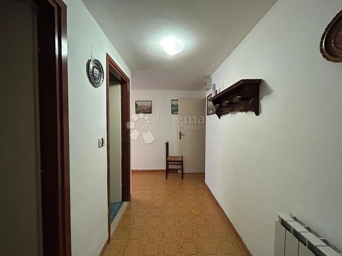 Prostorna hiša s štirimi stanovanjskimi enotami, garažo in čudovitim vrtom – le 1 km od centra Umaga in plaže