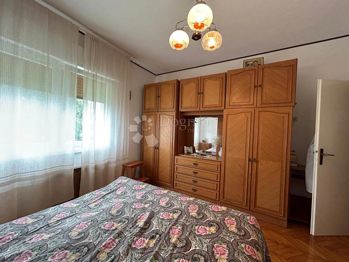 Prostorna hiša s štirimi stanovanjskimi enotami, garažo in čudovitim vrtom – le 1 km od centra Umaga in plaže