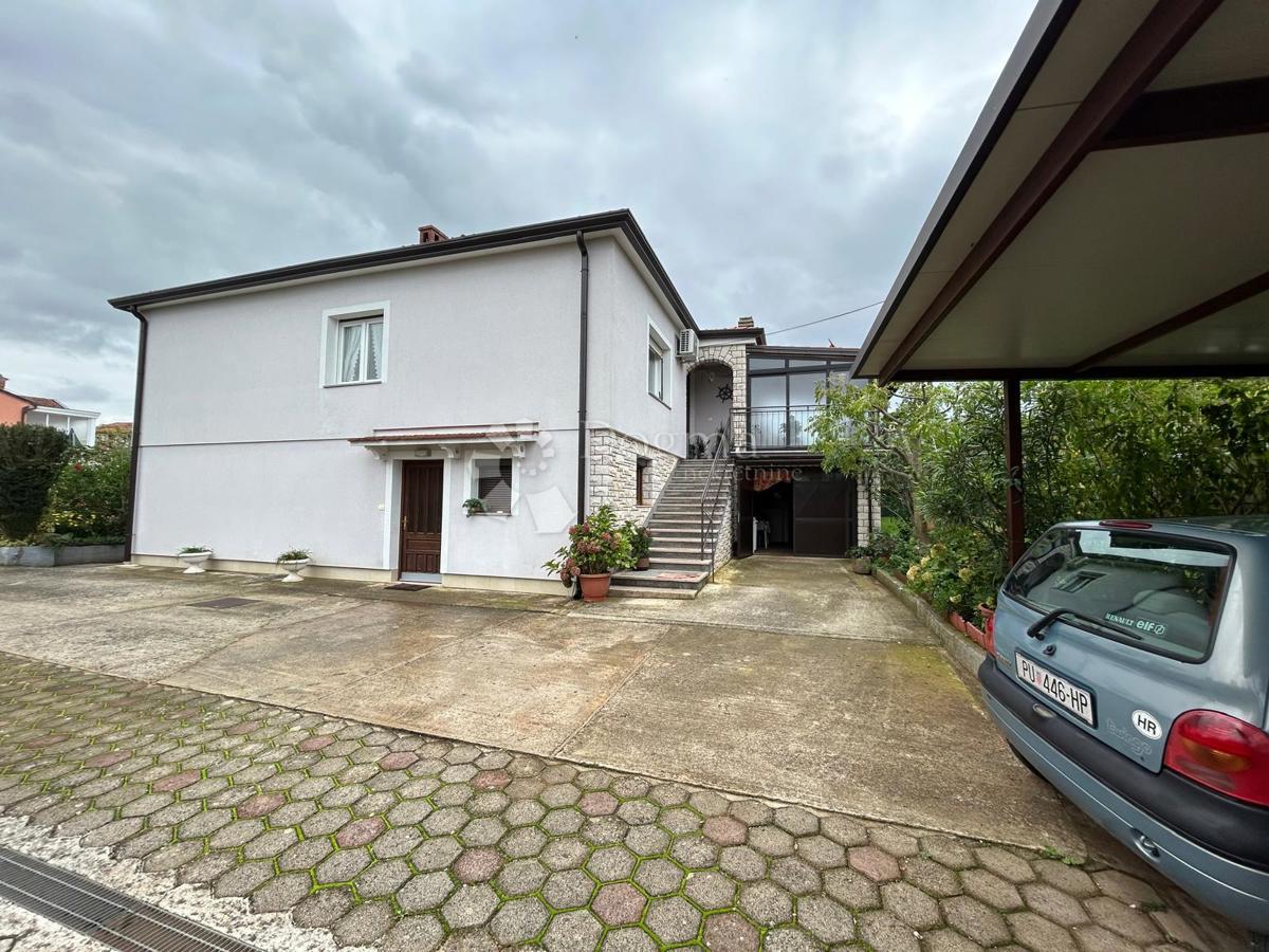 Prostorna hiša s štirimi stanovanjskimi enotami, garažo in čudovitim vrtom – le 1 km od centra Umaga in plaže