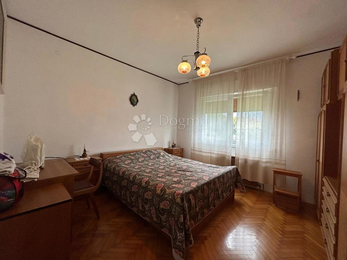 Prostorna hiša s štirimi stanovanjskimi enotami, garažo in čudovitim vrtom – le 1 km od centra Umaga in plaže