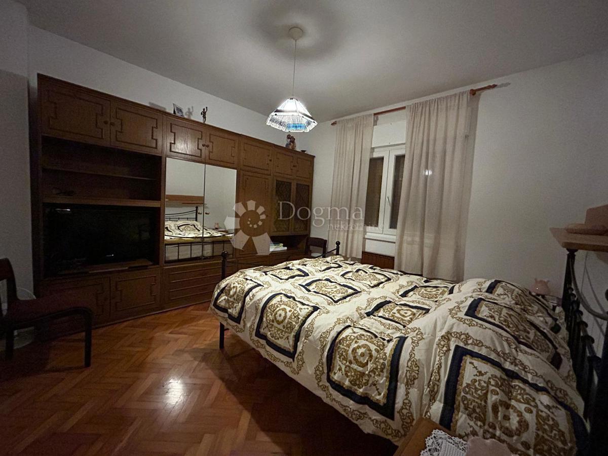 Prostorna hiša s štirimi stanovanjskimi enotami, garažo in čudovitim vrtom – le 1 km od centra Umaga in plaže