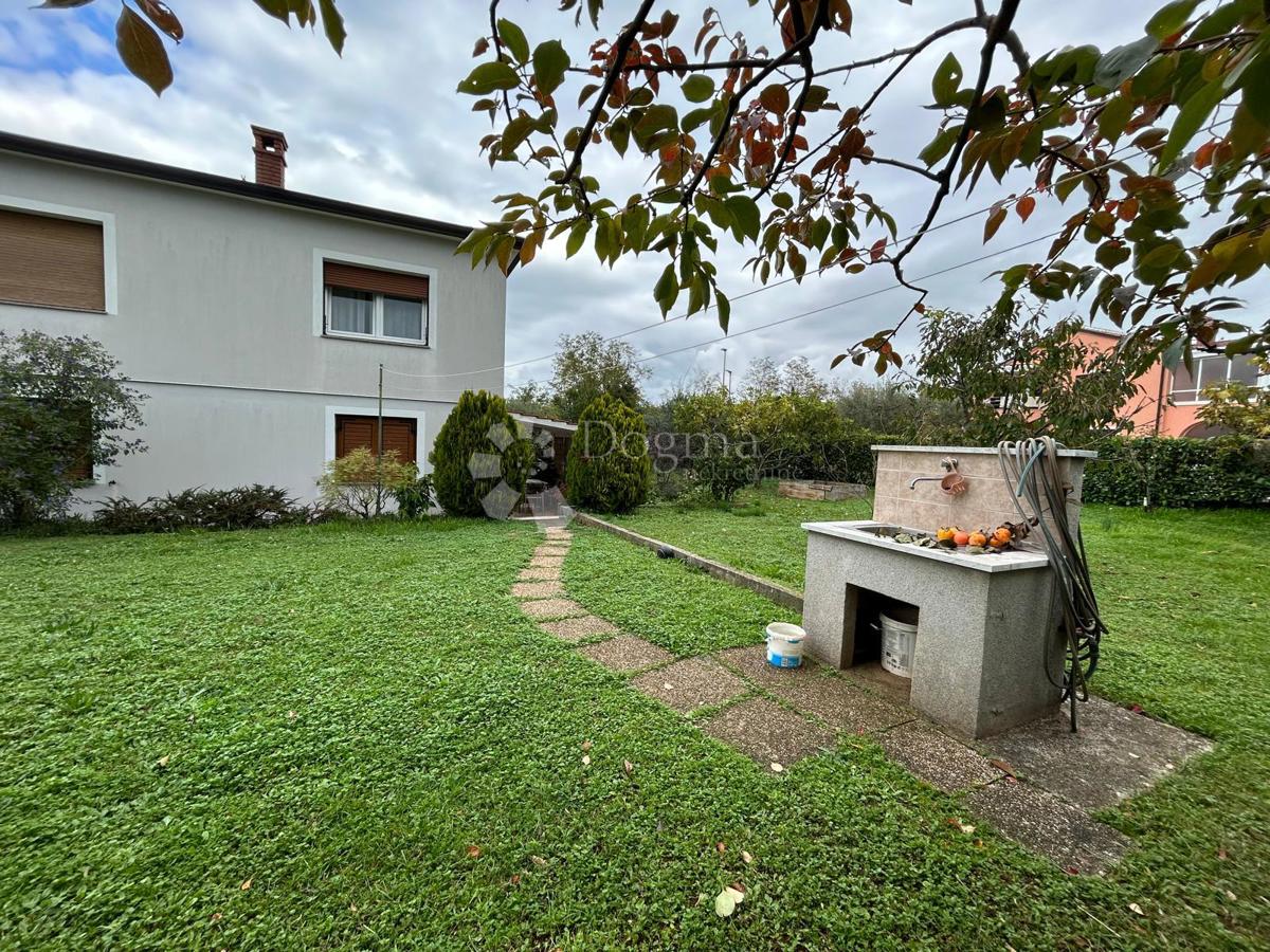 Prostorna hiša s štirimi stanovanjskimi enotami, garažo in čudovitim vrtom – le 1 km od centra Umaga in plaže