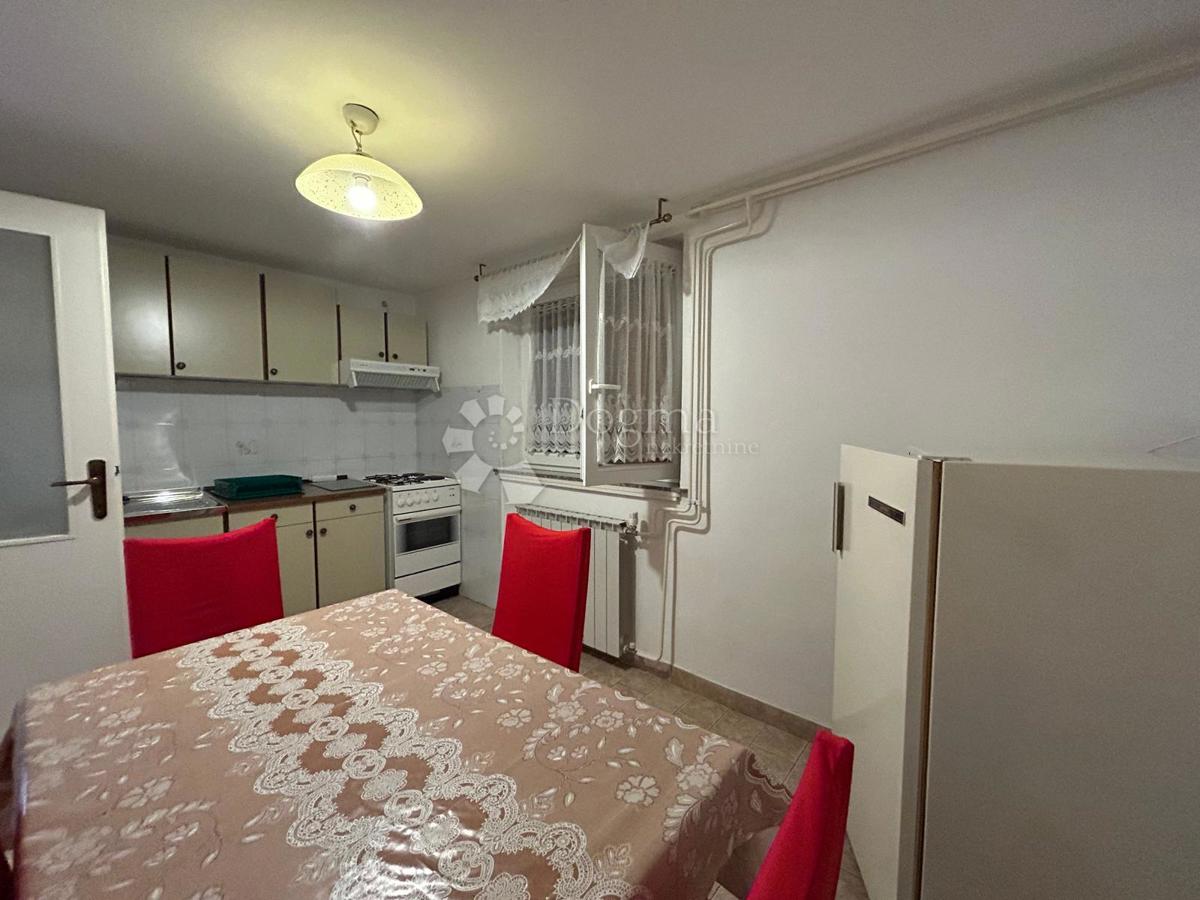 Prostorna hiša s štirimi stanovanjskimi enotami, garažo in čudovitim vrtom – le 1 km od centra Umaga in plaže