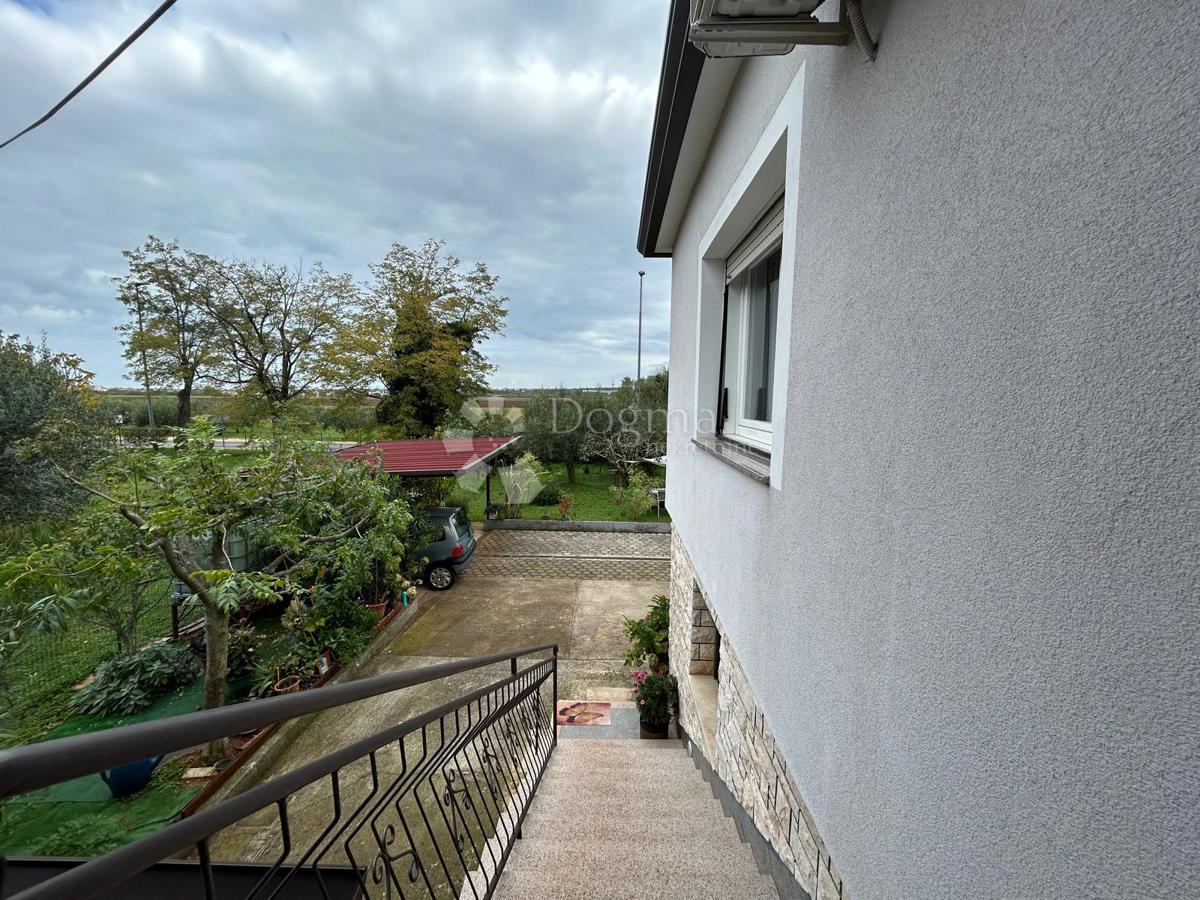 Prostorna hiša s štirimi stanovanjskimi enotami, garažo in čudovitim vrtom – le 1 km od centra Umaga in plaže