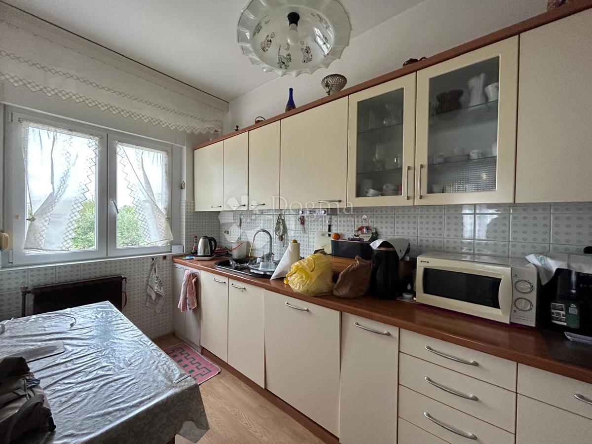 Prostorna hiša s štirimi stanovanjskimi enotami, garažo in čudovitim vrtom – le 1 km od centra Umaga in plaže