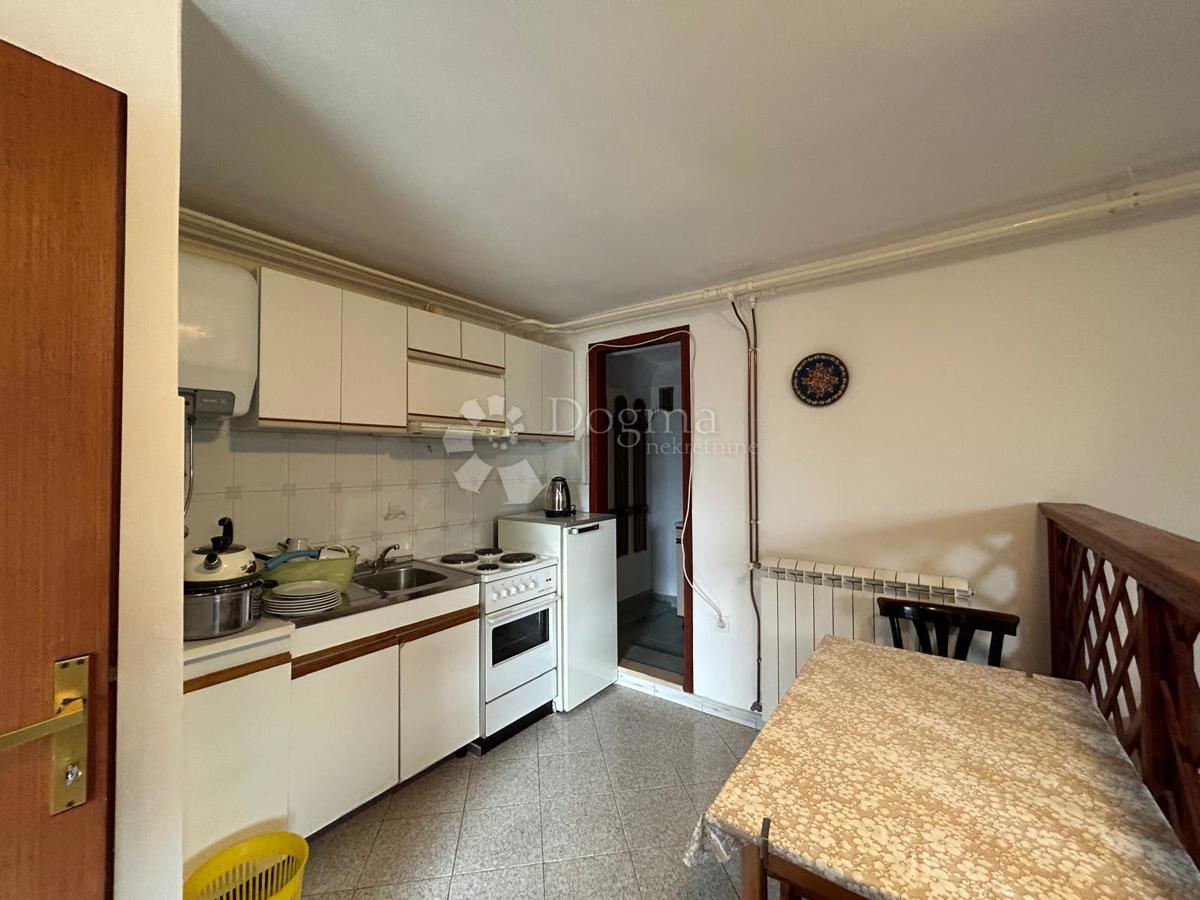 Prostorna hiša s štirimi stanovanjskimi enotami, garažo in čudovitim vrtom – le 1 km od centra Umaga in plaže