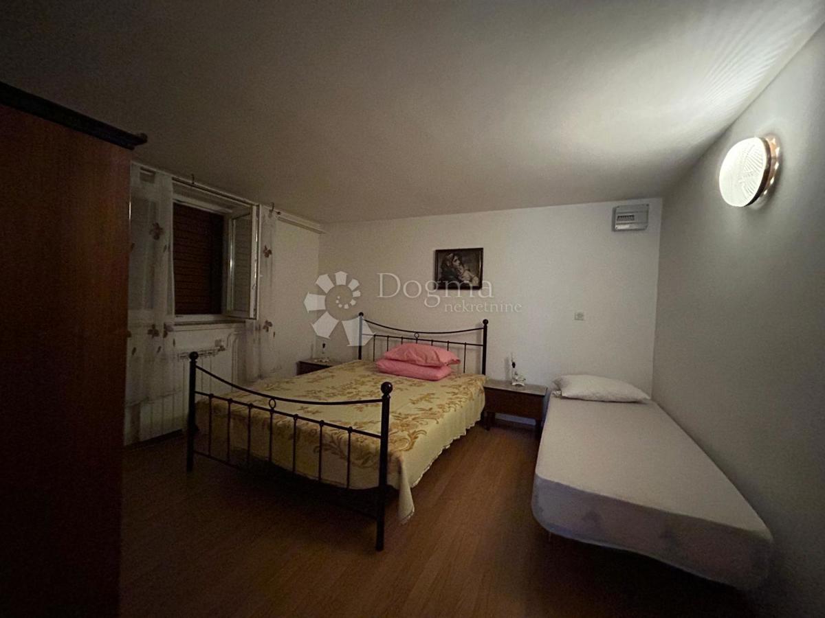 Prostorna hiša s štirimi stanovanjskimi enotami, garažo in čudovitim vrtom – le 1 km od centra Umaga in plaže