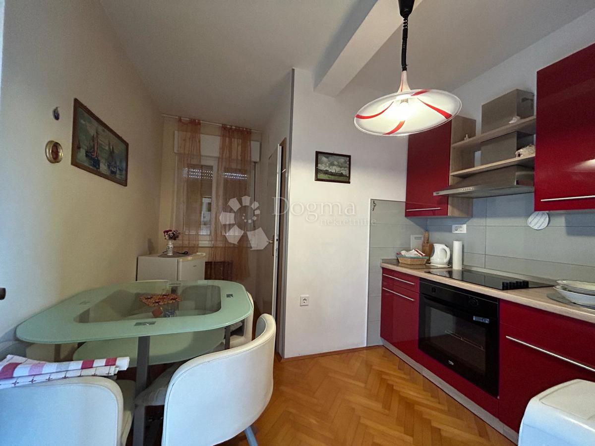 Prostorna hiša s štirimi stanovanjskimi enotami, garažo in čudovitim vrtom – le 1 km od centra Umaga in plaže