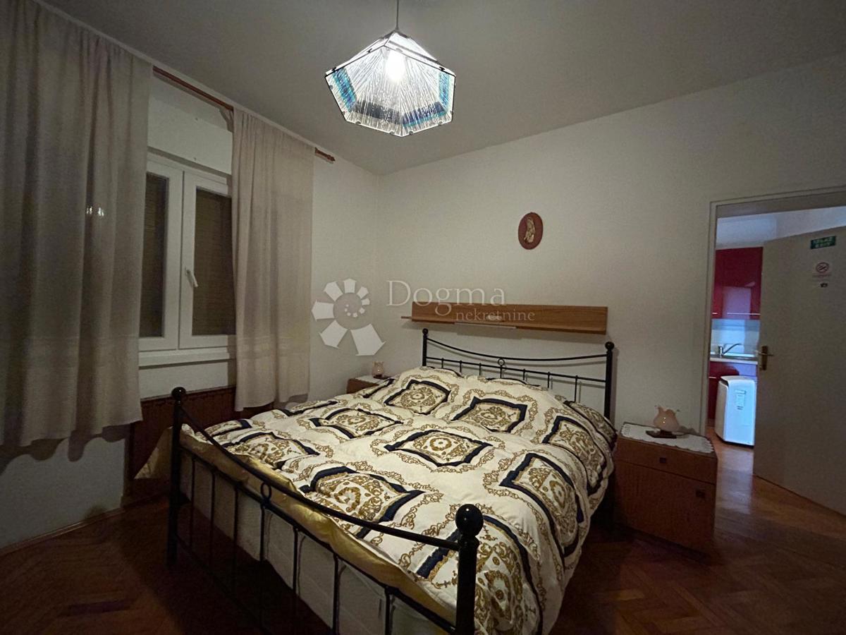 Prostorna hiša s štirimi stanovanjskimi enotami, garažo in čudovitim vrtom – le 1 km od centra Umaga in plaže