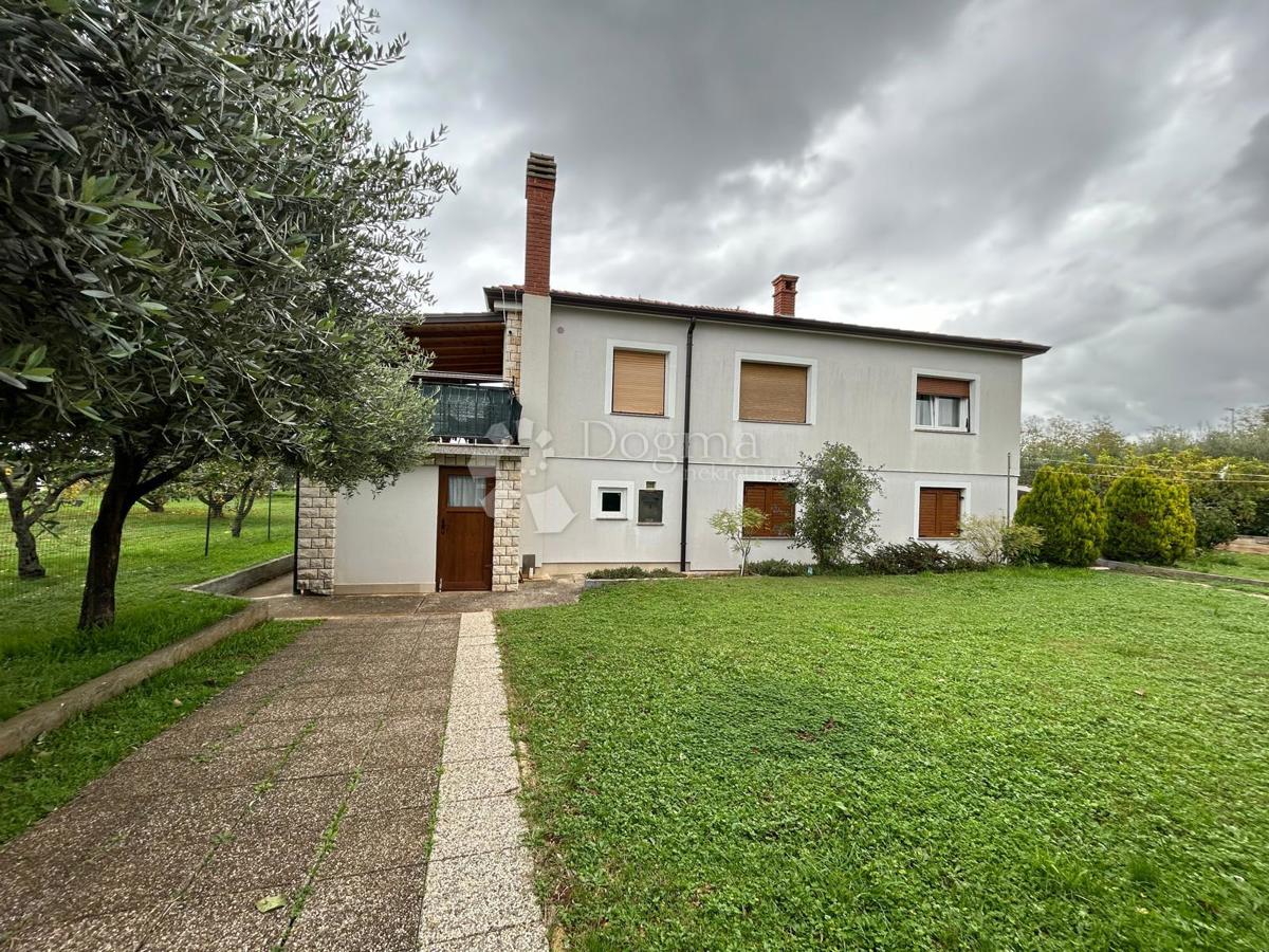 Prostorna hiša s štirimi stanovanjskimi enotami, garažo in čudovitim vrtom – le 1 km od centra Umaga in plaže