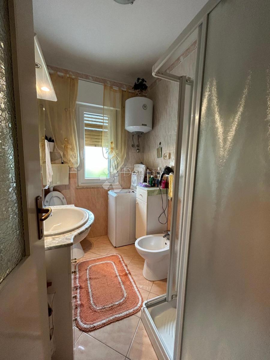 Prostorna hiša s štirimi stanovanjskimi enotami, garažo in čudovitim vrtom – le 1 km od centra Umaga in plaže