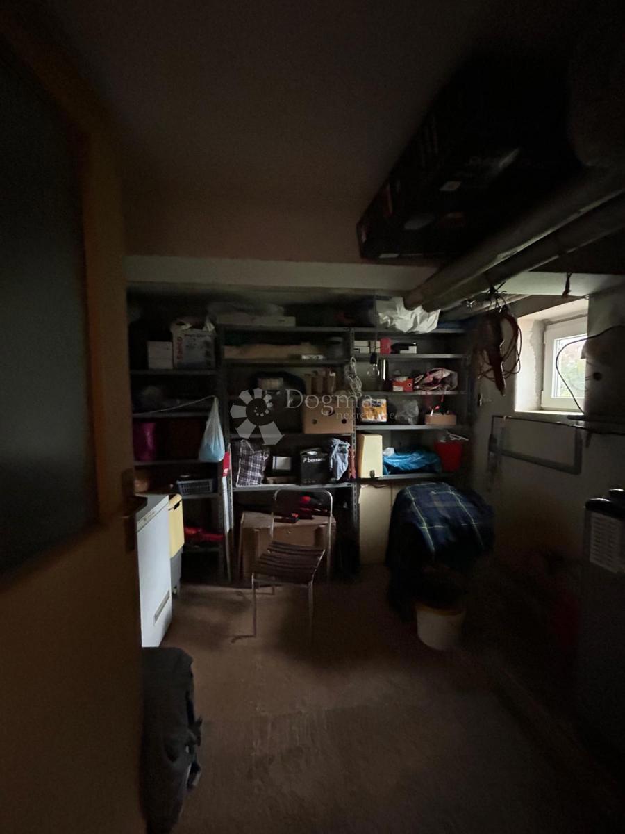 Prostorna hiša s štirimi stanovanjskimi enotami, garažo in čudovitim vrtom – le 1 km od centra Umaga in plaže