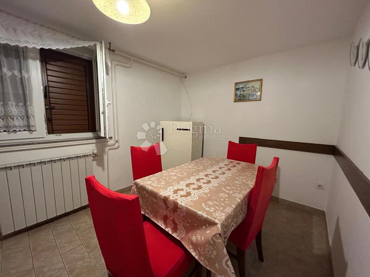 Prostorna hiša s štirimi stanovanjskimi enotami, garažo in čudovitim vrtom – le 1 km od centra Umaga in plaže