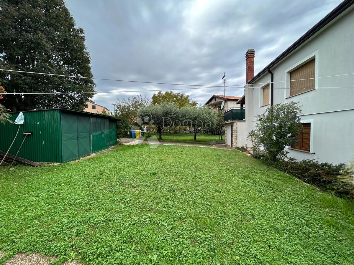 Prostorna hiša s štirimi stanovanjskimi enotami, garažo in čudovitim vrtom – le 1 km od centra Umaga in plaže