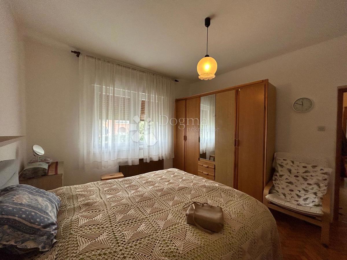 Prostorna hiša s štirimi stanovanjskimi enotami, garažo in čudovitim vrtom – le 1 km od centra Umaga in plaže