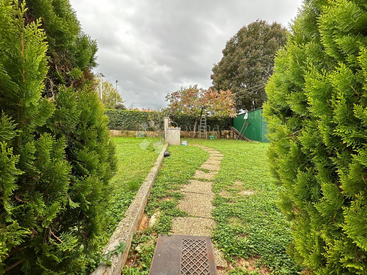 Prostorna hiša s štirimi stanovanjskimi enotami, garažo in čudovitim vrtom – le 1 km od centra Umaga in plaže