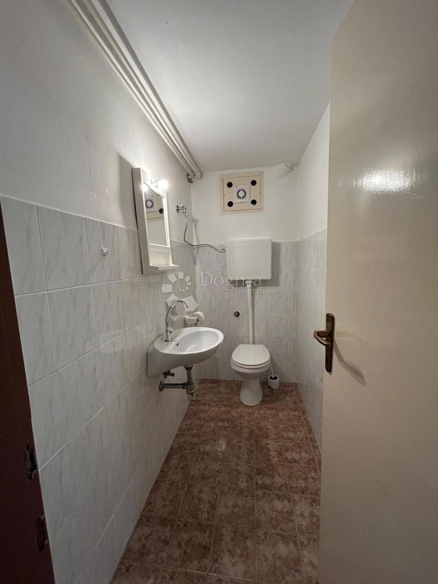 Prostorna hiša s štirimi stanovanjskimi enotami, garažo in čudovitim vrtom – le 1 km od centra Umaga in plaže