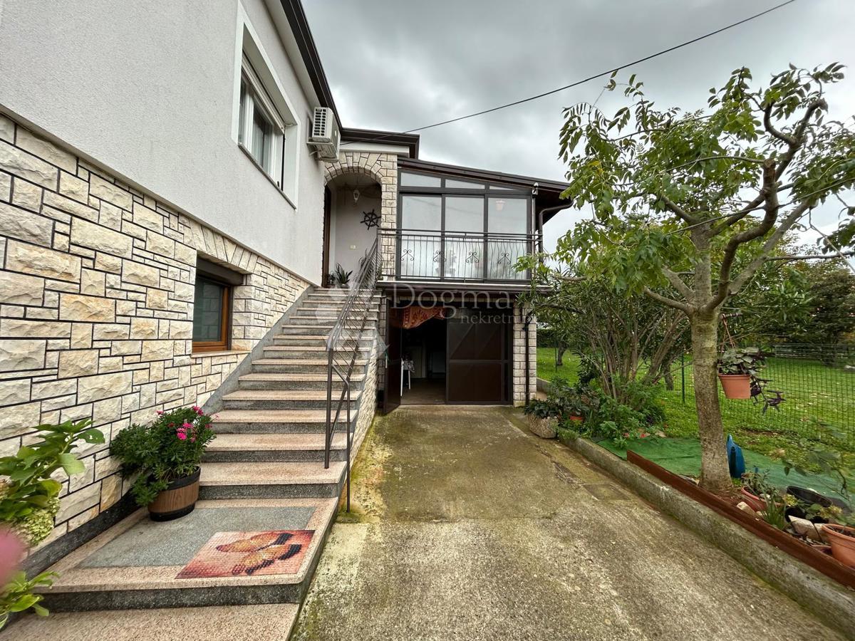 Prostorna hiša s štirimi stanovanjskimi enotami, garažo in čudovitim vrtom – le 1 km od centra Umaga in plaže