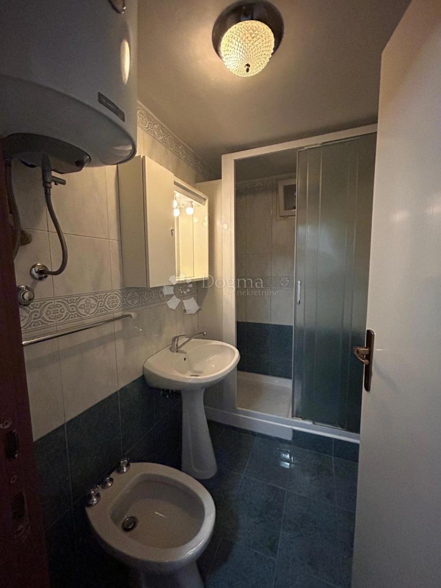 Prostorna hiša s štirimi stanovanjskimi enotami, garažo in čudovitim vrtom – le 1 km od centra Umaga in plaže