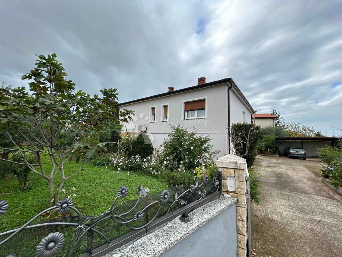 Prostorna hiša s štirimi stanovanjskimi enotami, garažo in čudovitim vrtom – le 1 km od centra Umaga in plaže