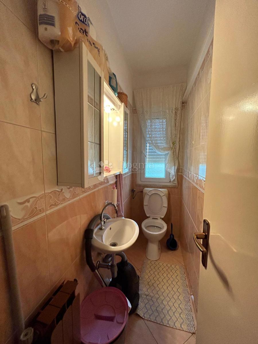 Prostorna hiša s štirimi stanovanjskimi enotami, garažo in čudovitim vrtom – le 1 km od centra Umaga in plaže