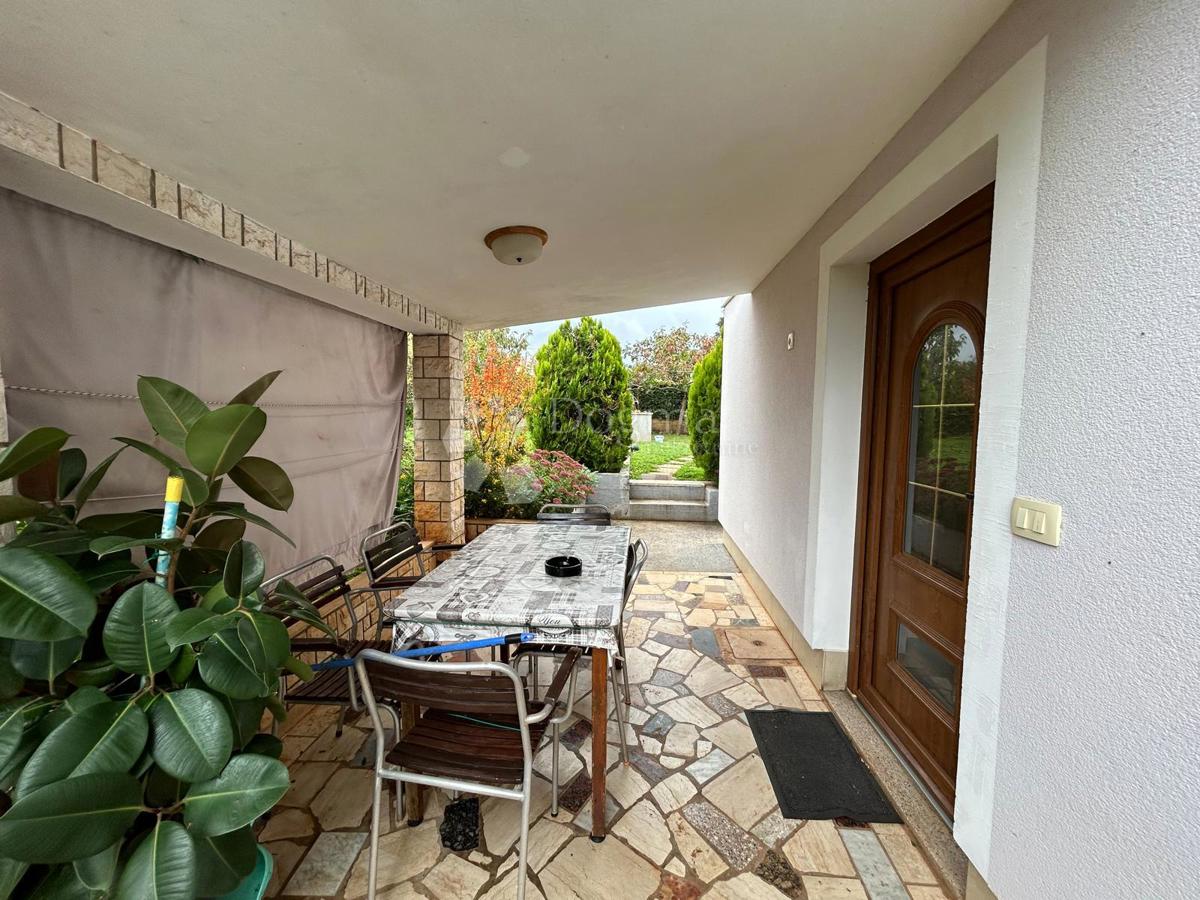 Prostorna hiša s štirimi stanovanjskimi enotami, garažo in čudovitim vrtom – le 1 km od centra Umaga in plaže