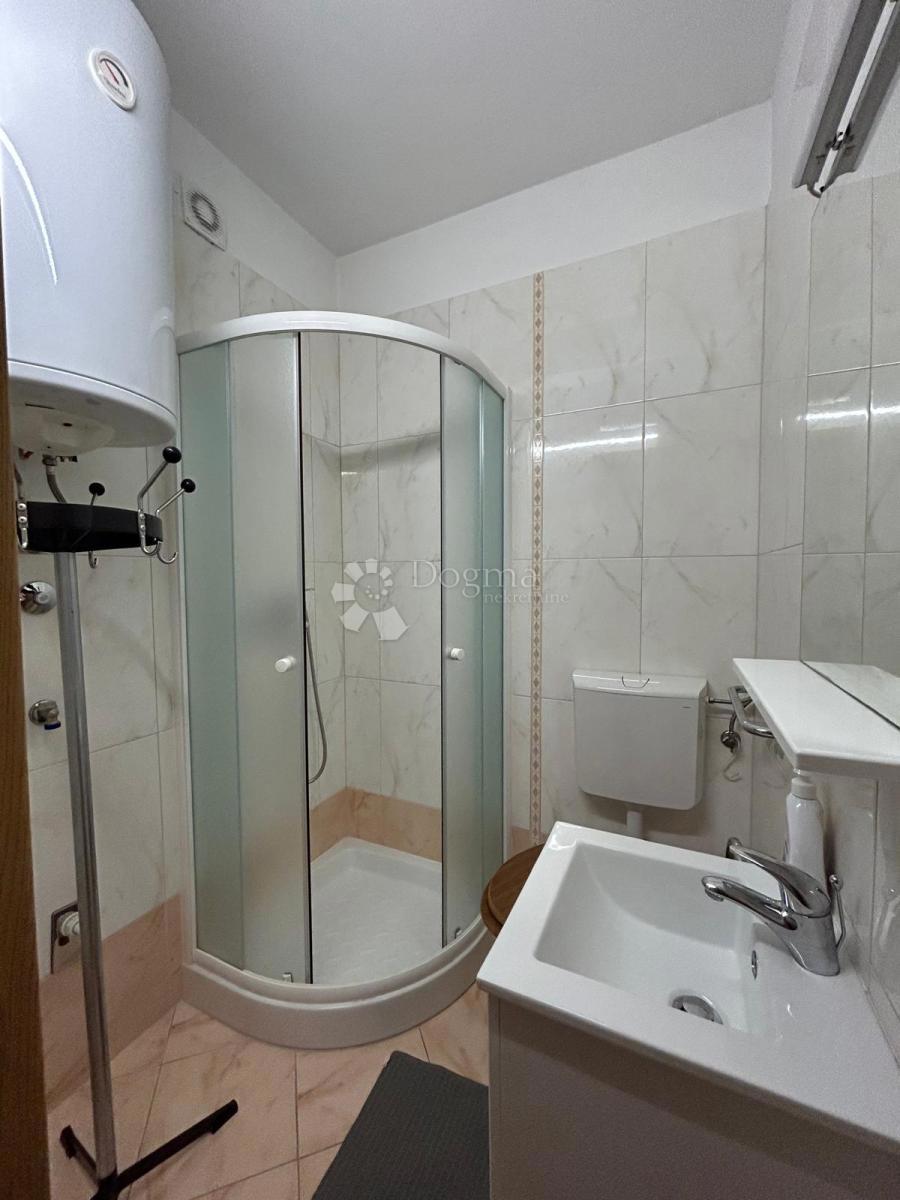 Prostorna hiša s štirimi stanovanjskimi enotami, garažo in čudovitim vrtom – le 1 km od centra Umaga in plaže