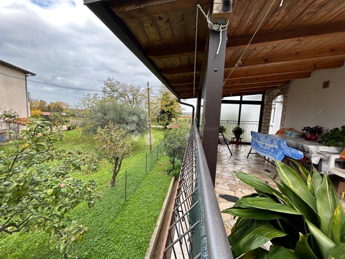 Prostorna hiša s štirimi stanovanjskimi enotami, garažo in čudovitim vrtom – le 1 km od centra Umaga in plaže