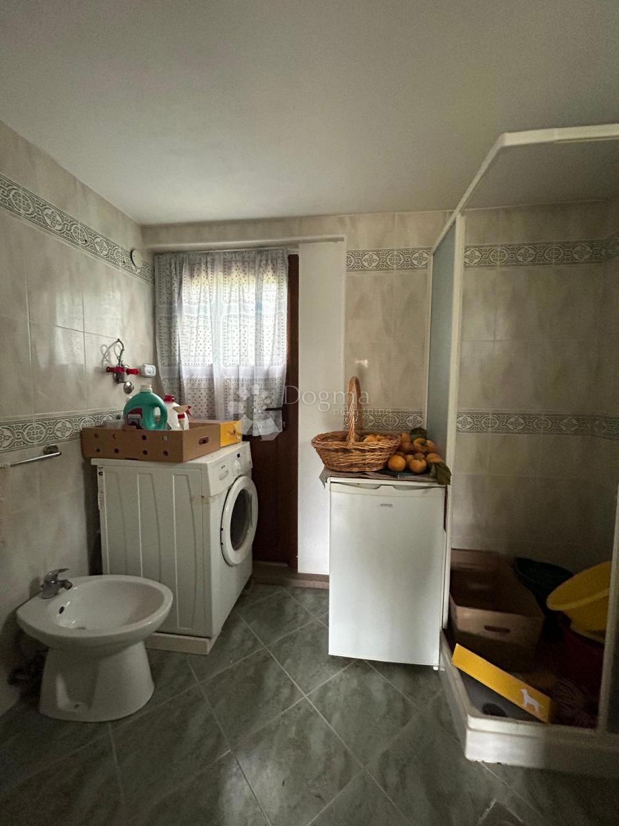 Prostorna hiša s štirimi stanovanjskimi enotami, garažo in čudovitim vrtom – le 1 km od centra Umaga in plaže