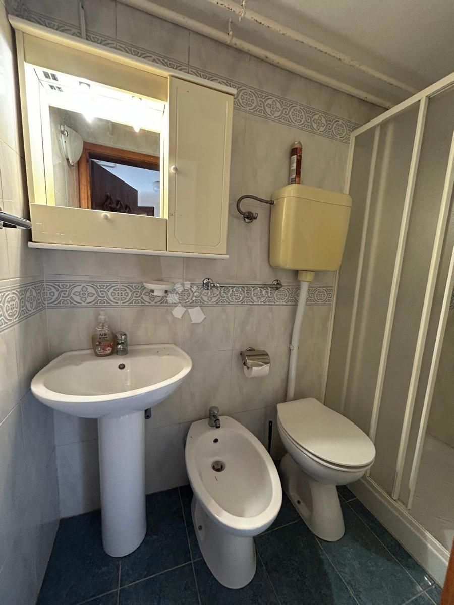 Prostorna hiša s štirimi stanovanjskimi enotami, garažo in čudovitim vrtom – le 1 km od centra Umaga in plaže