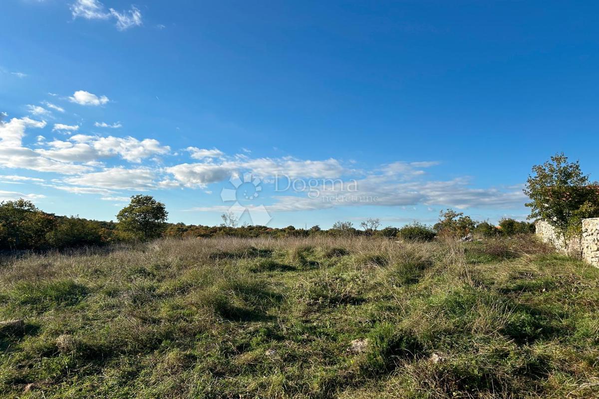 Zazidljivo zemljišče Bale, 1.235m2