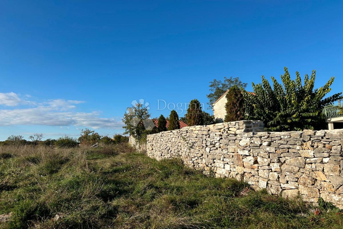 Zazidljivo zemljišče Bale, 1.235m2