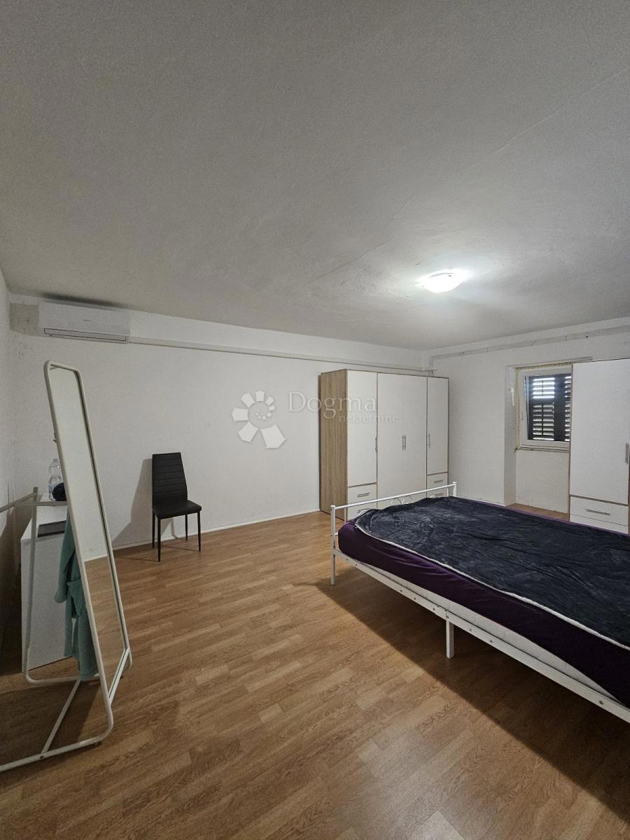 Vseljiva hiša z vrtom, konobo in garažo - mirna lokacija v bližini Barbana