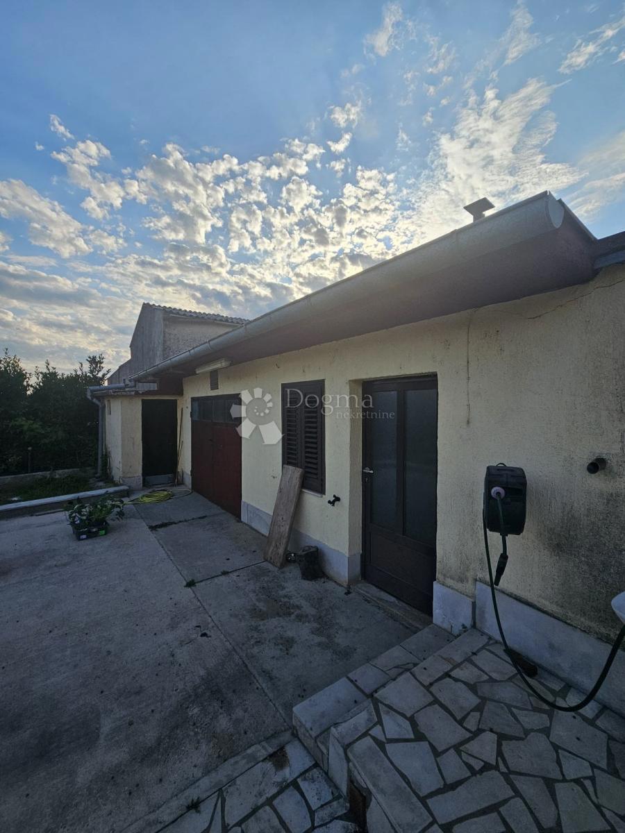 Vseljiva hiša z vrtom, konobo in garažo - mirna lokacija v bližini Barbana