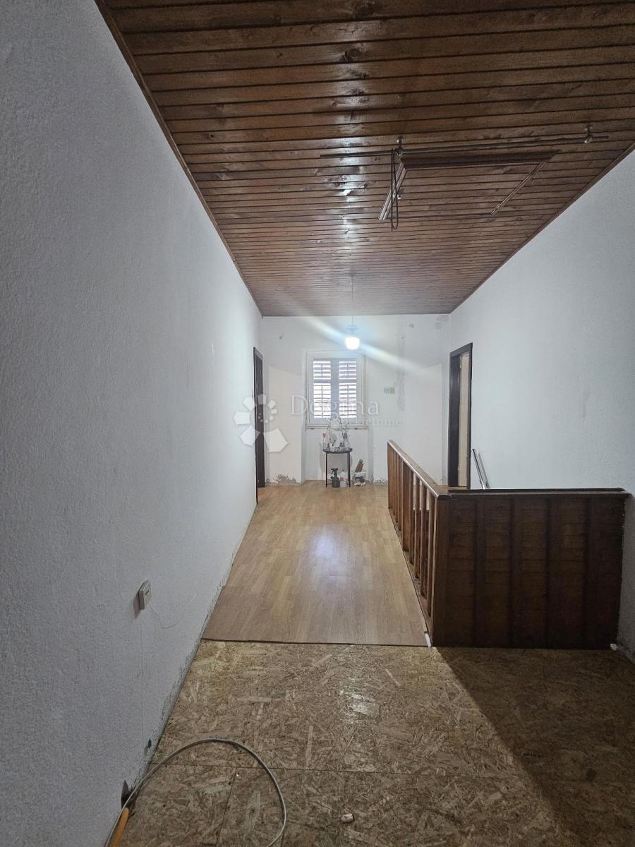 Vseljiva hiša z vrtom, konobo in garažo - mirna lokacija v bližini Barbana