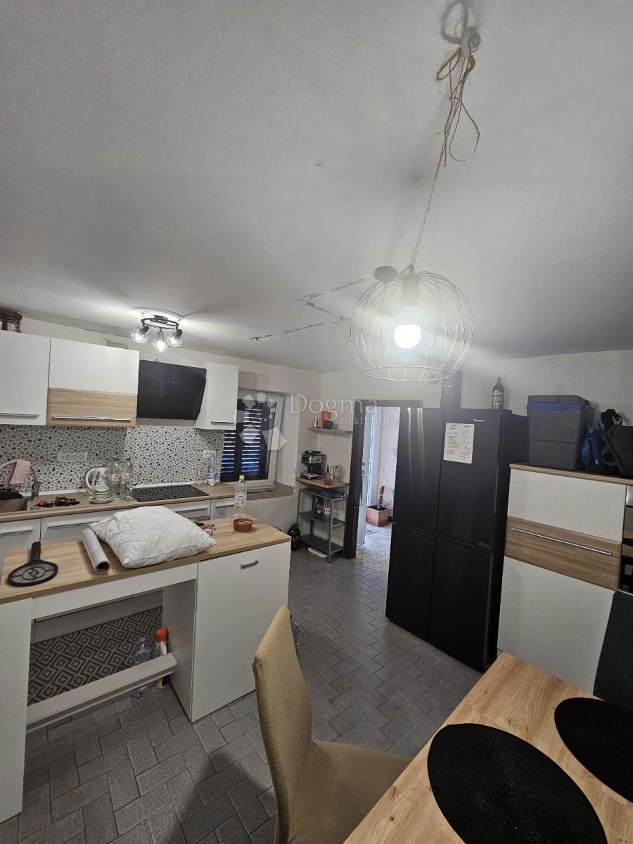 Vseljiva hiša z vrtom, konobo in garažo - mirna lokacija v bližini Barbana