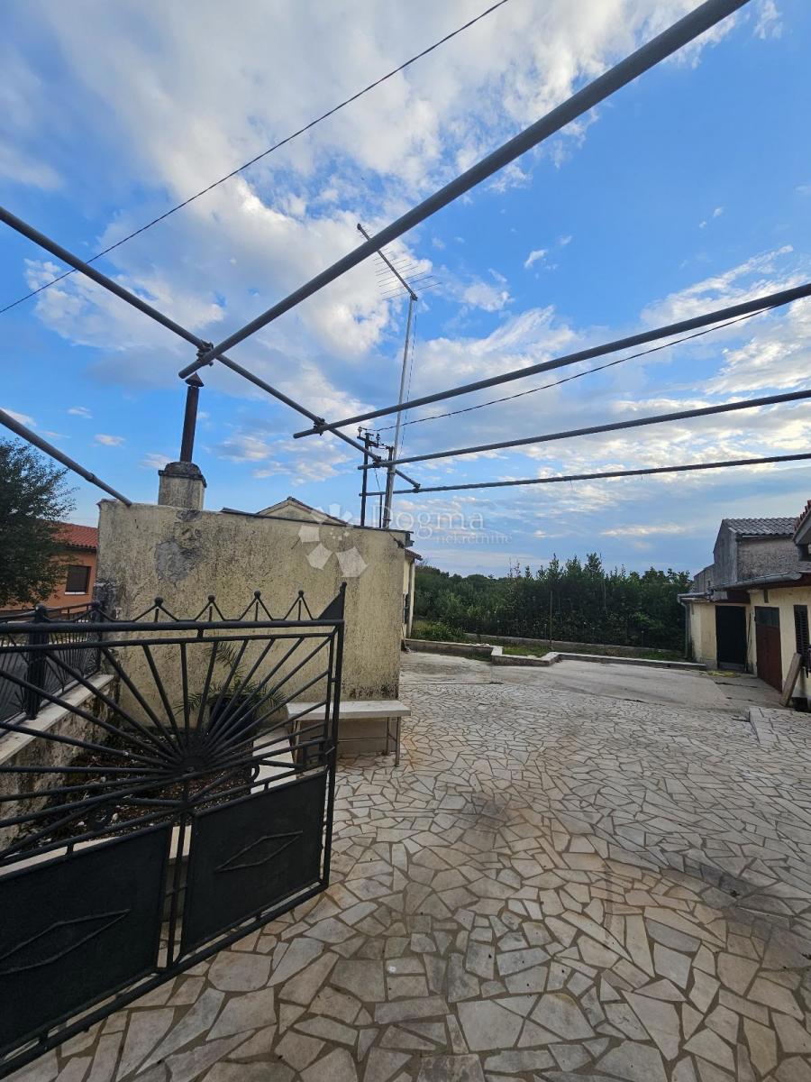 Vseljiva hiša z vrtom, konobo in garažo - mirna lokacija v bližini Barbana