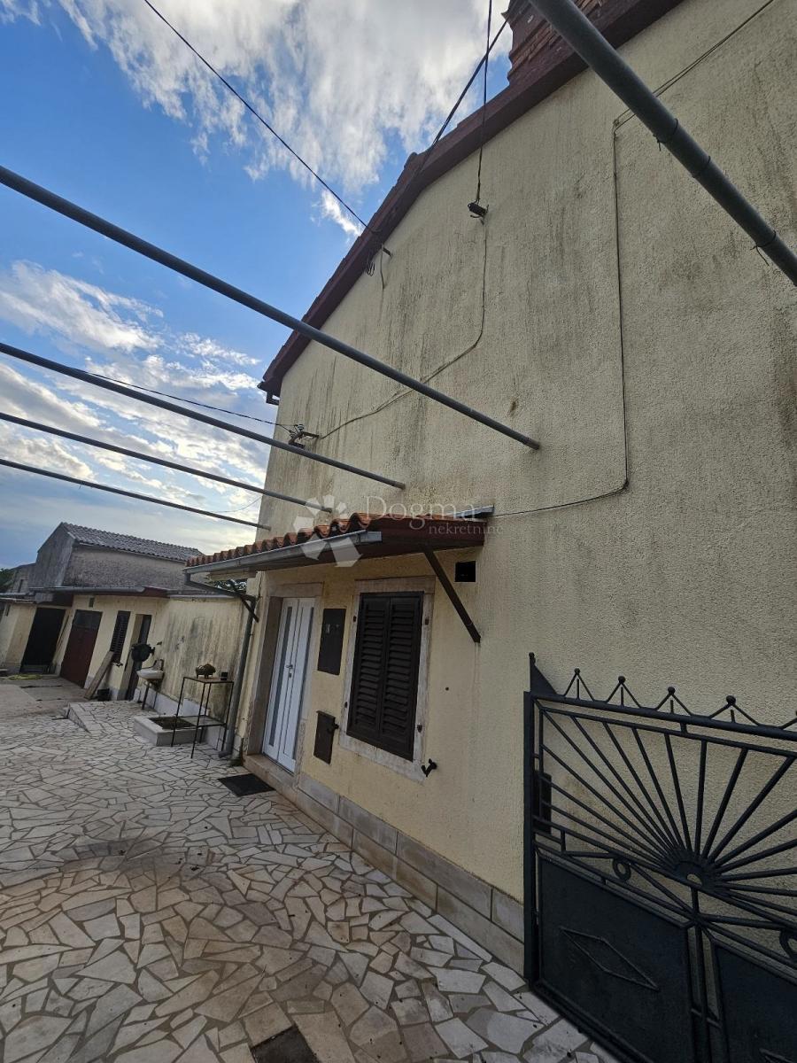 Vseljiva hiša z vrtom, konobo in garažo - mirna lokacija v bližini Barbana