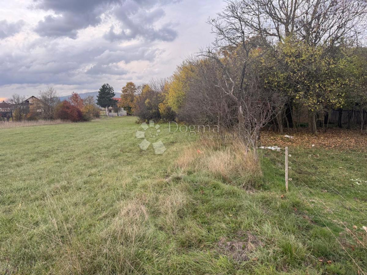 Zazidljivo zemljišče Čovići, Otočac, 10.001m2